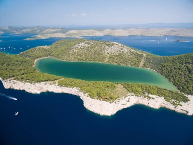 Hırvatistan 'ın Telascica kentindeki Slano gölünün hava manzarası