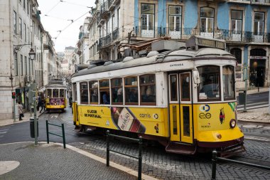 LISBON, PORTUGAL - 14 Nisan 2016: Lizbon, Portekiz 'in tarihi merkezinde eski sarı tramvay
