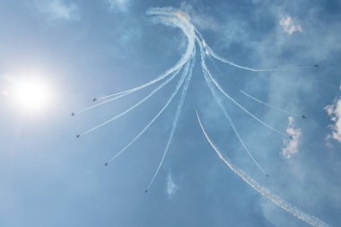 SLIAC, SLOVAKIA - 29 Ağustos 2015 'te Slovakya' nın Sliac kentindeki SIAF hava gösterisinde İtalyan akrobatik takımı Frecce Tricolori 'nin uçuş gösterisi