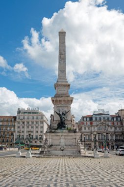 LISBON, PORTUGAL - 14 Nisan 2016: Lizbon 'daki Restorasyon Meydanı' nda güneşli bir günde Portekiz 'in 1640 yılında Lizbon, Portekiz' deki bağımsızlığı onuruna Obelisk