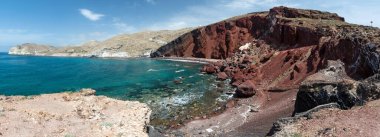 Yunanistan 'ın Santorini kentindeki Kızıl plajın panoramik manzarası