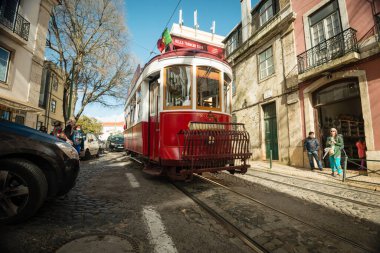 LISBON, PORTUGAL - 13 Nisan 2016 - Lizbon Hills Tramvay Turu, Alfama Bölgesi. Kırmızı çizgi, Portekiz 'in Lizbon şehrinin tepelerini birbirine bağlayan turizm hattı.