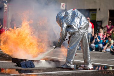 PEZINOK, SLOVAKIA - 8 Mayıs 2016: Pezinok, Slovakya 'da bir eğitim tatbikatı sırasında itfaiyeci yangını söndürdü