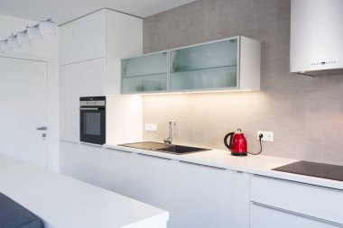 Dahili aletlerle modern mutfak iç mimarisi.