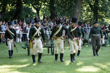 BRATISLAVA, SLOVAKIA - 21 Mayıs 2016: Napolyon 'un 21 Mayıs 2016' da Slovakya 'nın Bratislava kentinde Pressburg Kuşatması' nın yeniden canlandırılması