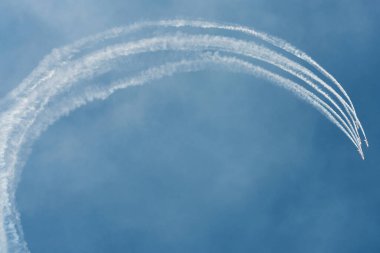 SLIAC, SLOVAKIA - 30 Ağustos 2015 'te Slovakya' nın Sliac kentindeki SIAF hava gösterisinde Orlik akrobatik takımı uçuş manevrası gerçekleştirdi