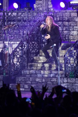 BRATISLAVA, SLOVAKIA - 28 Mart 2016 'da Slovakya' nın Bratislava kentinde düzenlenen Hayalet Işıkları Dünya Turu sırasında Tobias Sammet 'in Avantasia projesinin performansı