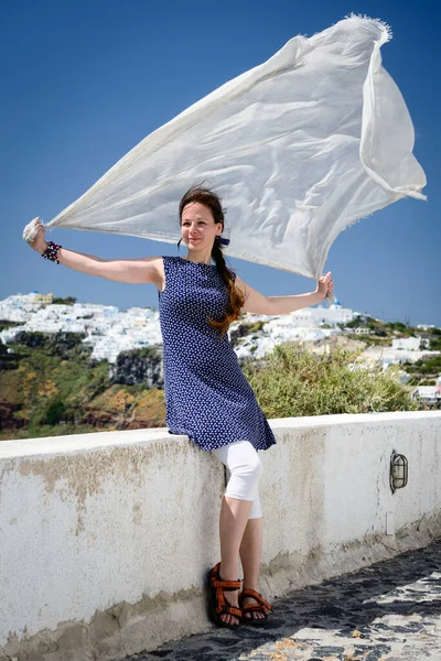 Jovem Mulher Atraente Posando Beira Mar Ilha Santorini Grécia — Fotografia de Stock