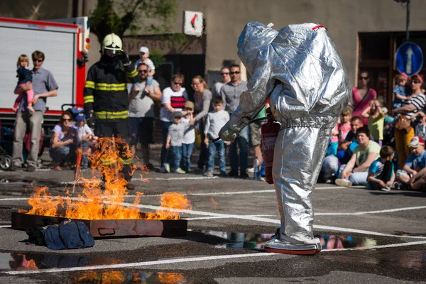 PEZINOK, SLOVAKIA - 8 Mayıs 2016: Pezinok, Slovakya 'da bir eğitim tatbikatı sırasında itfaiyeci yangını söndürdü