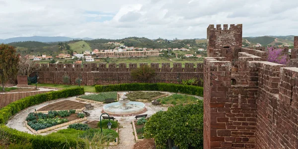 Portekiz 'in Algarve bölgesindeki Silves kasabasındaki ortaçağ şatosunun duvarları ve bahçesi