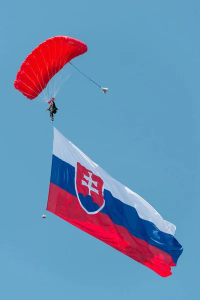 Sliac Slowakei August Fallschirmspringer Mit Riesiger Slowakischer Flagge Der Luft — Stockfoto