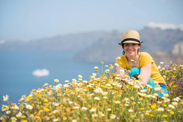 Jovem Mulher Prado Cheia Flores Santorini Grécia — Fotografia de Stock