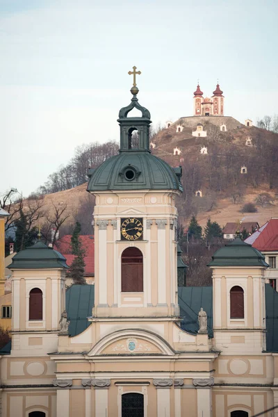 Kyrkan Med Golgata Berget Bakgrunden Banska Stiavnica Slovakien — Stockfoto
