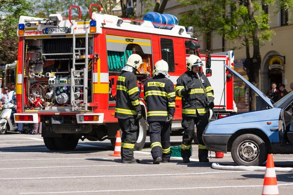 Pezinok Slowakei Mai 2016 Freiwillige Feuerwehrleute Nehmen Einer Fahrzeugbergung Und — Stockfoto
