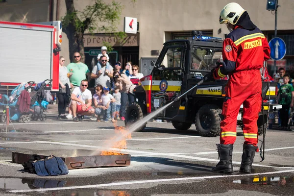 Pezinok Slowakei Mai 2016 Feuerwehrmann Löscht Brand Während Einer Übung — Stockfoto