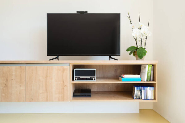 Телевизор в современной гостиной