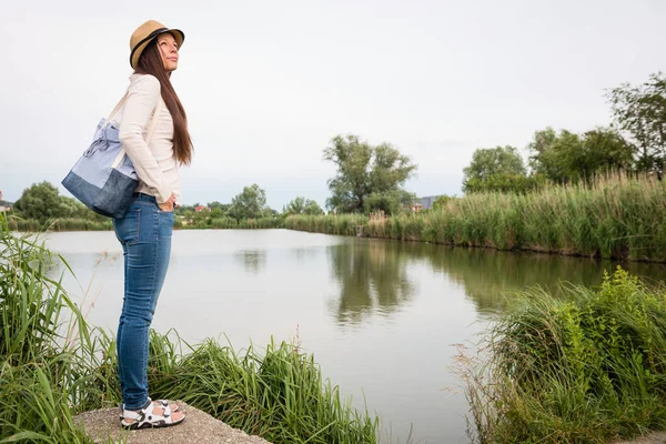 Retrato Jovem Senhora Com Bolsa Junto Lago — Fotografia de Stock