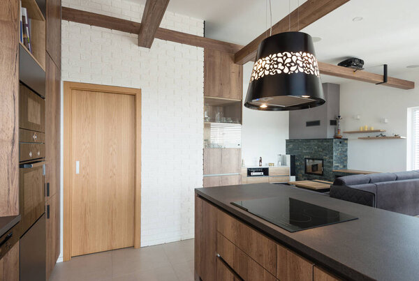 интерьер современного дома - большое открытое пространство, соединяющее кухню с гостиной