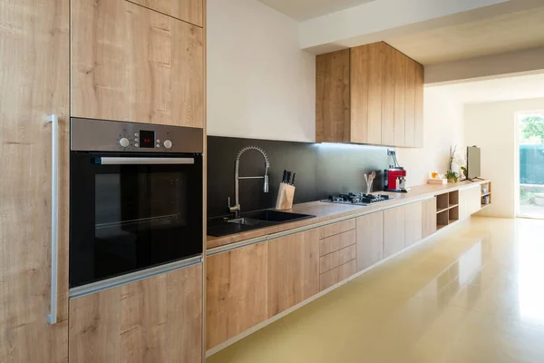 Interior Kontemporer Dapur Terhubung Dengan Ruang Tamu — Stok Foto