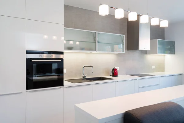 Dahili aletlerle modern mutfak iç mimarisi.