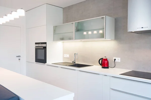 Dahili aletlerle modern mutfak iç mimarisi.