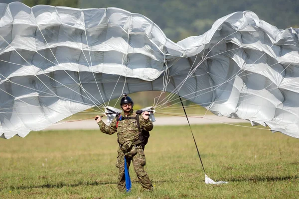Sliac Slowakei August Landung Des Fallschirmspringers Auf Der Flugschau Siaf — Stockfoto