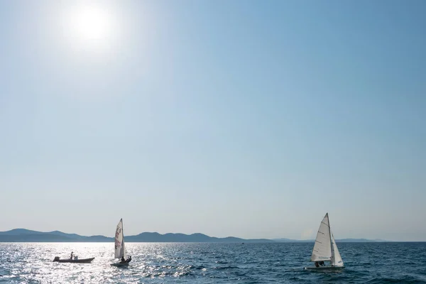 Zadar Croacia Septiembre 2016 Silueta Pequeños Veleros Que Compiten Mar — Foto de Stock