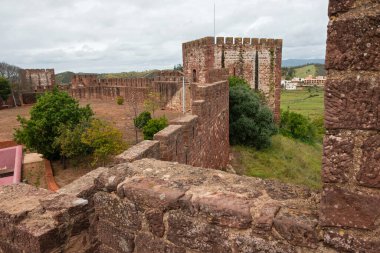 Portekiz 'in Algarve bölgesindeki Silves kasabasındaki ortaçağ şatosunun duvarları