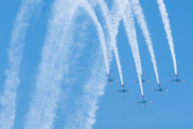 SLIAC, SLOVAKIA - 30 Ağustos 2015 'te Slovakya' nın Sliac kentindeki SIAF hava gösterisinde Orlik akrobatik takımı uçuş manevrası gerçekleştirdi