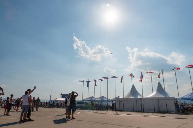 SLIAC, SLOVAKIA - 29 Ağustos 2015 'te Slovakya' nın Sliac kentinde SIAF hava gösterisi sırasında Ocovsky Bacovia planör akrobatik takımının uçuşu