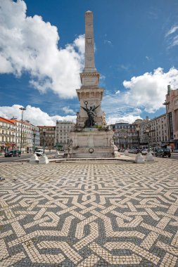 LISBON, PORTUGAL - 14 Nisan 2016: Lizbon 'daki Restorasyon Meydanı' nda güneşli bir günde Portekiz 'in 1640 yılında Lizbon, Portekiz' deki bağımsızlığı onuruna Obelisk