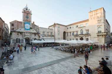 ZADAR, CROATIA - SEPTEMBER 1, 2016: Zadar 'daki Halk Meydanı ortaçağda şehir yönetiminin merkezi olan Plateau magna (büyük kare) olarak kurulmuştur..