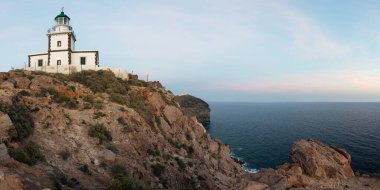 Akrotiri deniz fenerinin alacakaranlıktaki panoramik manzarası, Santorini Adası, Yunanistan