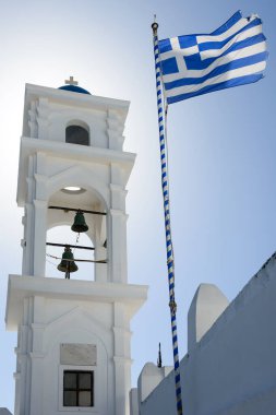 Yunanistan 'ın Imerovigli kentinde Yunan bayrağı taşıyan çan kulesi