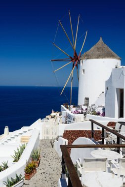 Yunanistan 'ın Santorini kentindeki Oia köyünde yel değirmeni