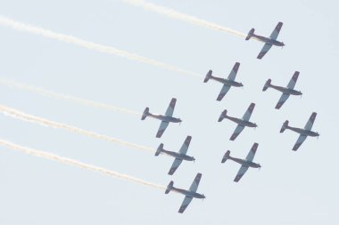 SLIAC, SLOVAKIA - 30 Ağustos 2015 'te Slovakya' nın Sliac kentinde SIAF hava gösterisinde İsviçre PC-7 akrobatik takımının uçuşu