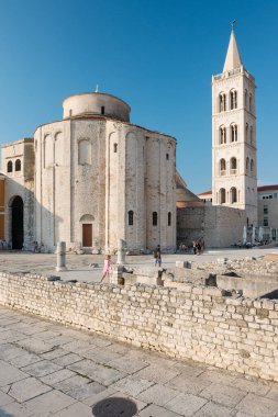 ZADAR, CROATIA - 1 Eylül 2016: Hırvatistan 'ın Zadar kentindeki St. Anastasia çan kulesinin St. Donat kilisesi, forumu ve katedrali. Zadar, Dalmaçya 'nın Adriyatik deniz kıyısında ünlü bir turistik yerdir..