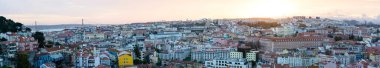 LISBON, PORTUGAL - 13 Nisan 2016: Lizbon, Portekiz 'deki Miradouro da Graca' dan alacakaranlıkta Lizbon şehir manzarasının panoramik görünümü