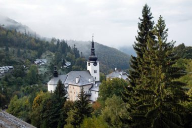 Eski maden köyünde soğuk sonbahar sabahı - İspanyol Dolina, Slovakya