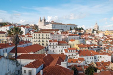 Lizbon, Portekiz 'de, alacakaranlıkta bulutlu gökyüzü ile Alfama' dan güzel bir eski şehir manzarası