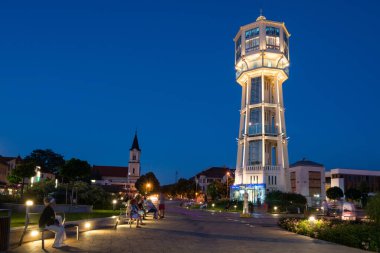 SIOFOK, HUNGARY - 24 Ağustos 2016: Siofok kentinin ana meydanındaki eski ahşap su kulesi. Siofok, Macaristan 'ın turizm nedeniyle en zengin belediyelerinden biri.