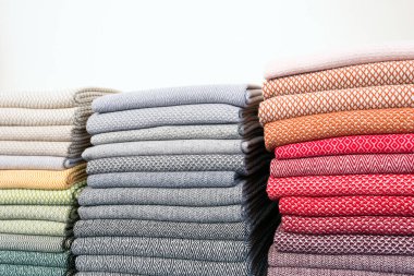 Renkli kumaş yığınları