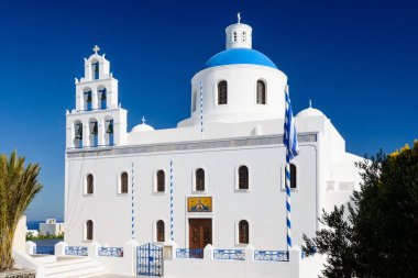 Oia, Santorini, Yunanistan 'ın ana meydanında bulunan Platsani Ortodoks Kilisesi Panagia