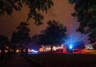 BRATISLAVA, SLOVAKIA - 24 Eylül 2016: Alice Harikalar Diyarında Işıklar Festivali sırasında Tyrsovo Rıhtımı 'nda kurulum