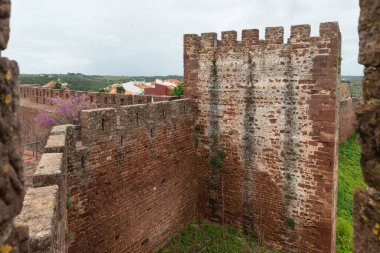 Portekiz 'in Algarve bölgesindeki Silves kasabasındaki ortaçağ şatosunun duvarları