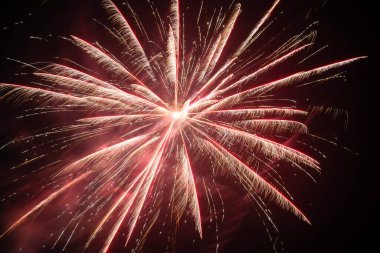 Yeni yıl arifesinde havai fişekler patladı.