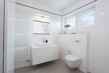 Modern evin banyosu.