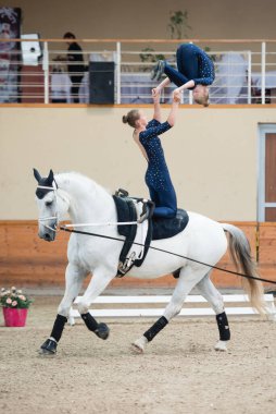 PEZINOK, SLOVAKIA - 16 Haziran 2017: Nikolett Szabo ve Liza Jakab 16 Haziran 2017 tarihinde Slovakya 'nın Pezinok kentinde yapılan Vaulting yarışmasında görev aldılar.