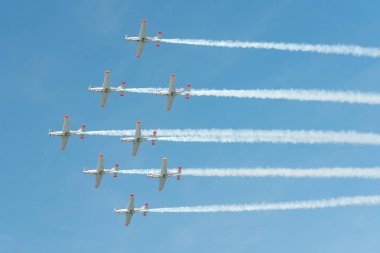 SLIAC, SLOVAKIA - 30 Ağustos 2015 'te Slovakya' nın Sliac kentindeki SIAF hava gösterisinde Orlik akrobatik takımı uçuş manevrası gerçekleştirdi