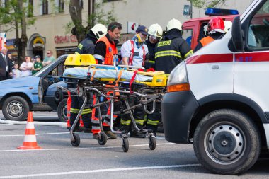 PEZINOK, SLOVAKIA - 8 Mayıs 2016: Gönüllü itfaiyeciler Pezinok, Slovakya 'da bir araç kurtarma gösterisine katıldı